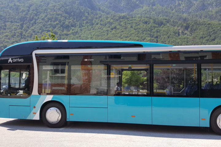 Avtobusi v jeseniškem mestnem prometu povezujejo okolico in bivalna naselja Jesenic z železniško postajo, bolnico, tovarnami (Acroni, Sumida …), območjem Stare Save (tržnica) in središčem mesta. Prevoz se izvaja vse dni v letu od ponedeljka do nedelje. V jutranji in opoldanski konici so vozni redi v največji meri prilagojeni zaposlenim, dijakom in učencem. V tem času večina linij obratuje s polurnim intervalom. Izven konic avtobusi vozijo najmanj vsako uro.