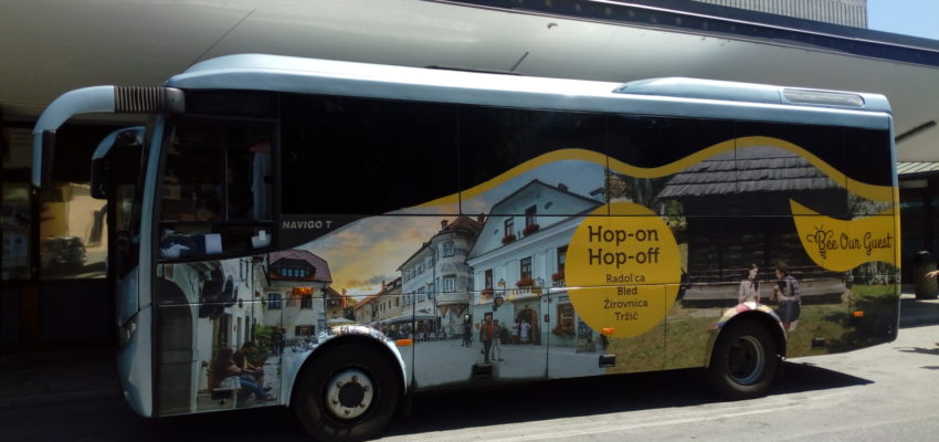 Tudi letos julija in avgusta lahko s turističnim avtobusom Hop-On Hop-Off odkrivate zanimivosti gorenjskega podeželja v družbi lokalnega prebivalstva. Vsak torek, sredo, četrtek in petek vas Hop-On Hop-Off avtobus z izhodiščem na Bledu  zapelje po občinah Radovljica, Žirovnica in Tržič. 