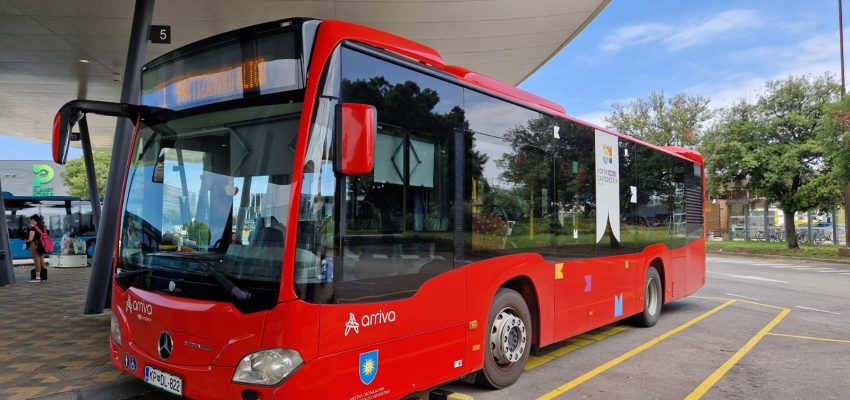 Passengers on city bus routes in Koper can now pay for their rides using Visa or Mastercard cards, mobile wallets, or other wearable devices. This addition of card payments to the existing payment methods is a significant innovation that will greatly benefit occasional users, daily commuters, and tourists traveling by bus.
