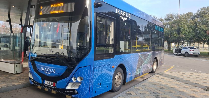 Mestna občina Koper utrjuje svoj položaj med vodilnimi slovenskimi mesti na področju trajnostne mobilnosti in elektrifikacije javnega prevoza. Mesto že uspešno upravlja floto devetih električnih avtobusov in si dosledno prizadeva za nadaljnje zmanjšanje emisij ter izboljšanje energetske učinkovitosti mestnega prevoza. Da bi nadgradili obstoječe rešitve, bo koncesionar Arriva naslednjih 12 dni testirala električni avtobus Ikarus 80e.