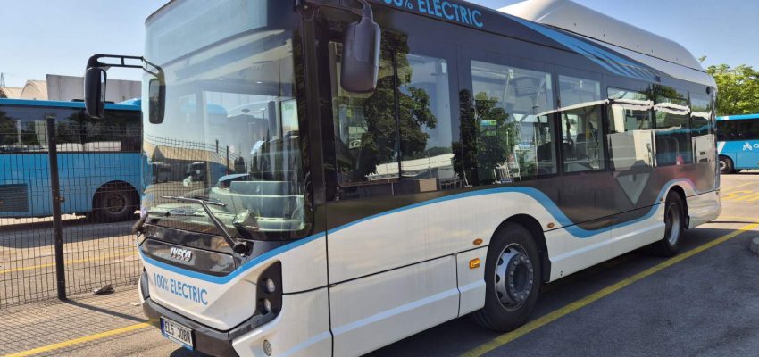 Arriva v sodelovanju z Mestno občino Kranj začenja 7-dnevno testno obratovanje sodobnega električnega avtobusa IVECO E-WAY dolžine 9,5 metra. Projekt predstavlja pomemben korak pri nadaljnjem uvajanju trajnostnih rešitev v mestni javni promet in razvoju zelenega voznega parka, ki ga Kranj že aktivno nadgrajuje.
