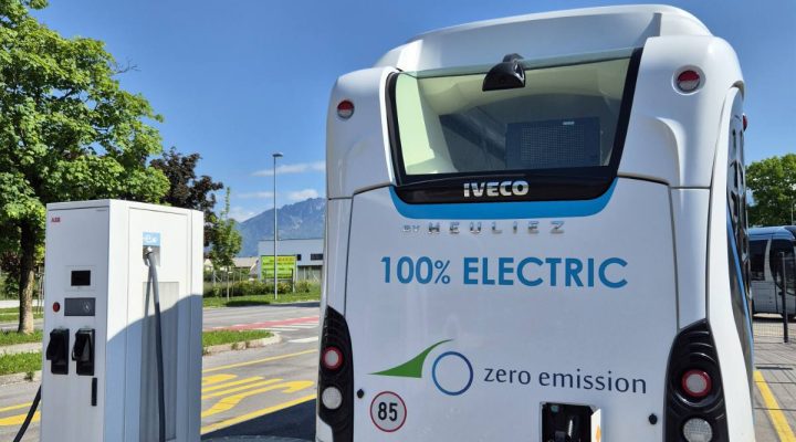 Arriva v sodelovanju z Mestno občino Kranj začenja 7-dnevno testno obratovanje sodobnega električnega avtobusa IVECO E-WAY dolžine 9,5 metra. Projekt predstavlja pomemben korak pri nadaljnjem uvajanju trajnostnih rešitev v mestni javni promet in razvoju zelenega voznega parka, ki ga Kranj že aktivno nadgrajuje.