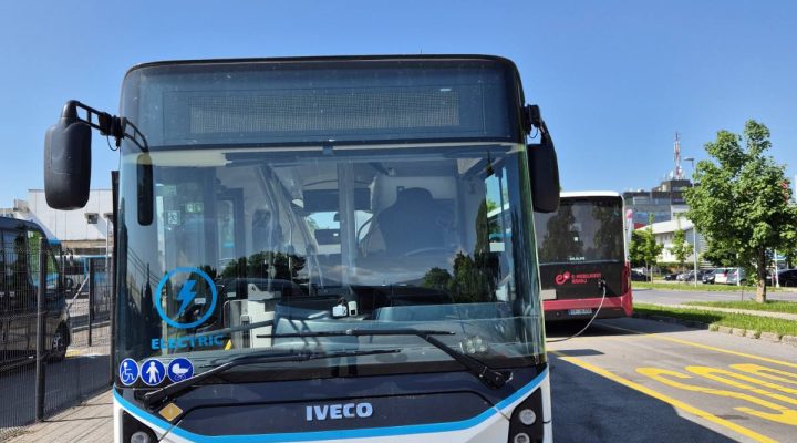 Arriva v sodelovanju z Mestno občino Kranj začenja 7-dnevno testno obratovanje sodobnega električnega avtobusa IVECO E-WAY dolžine 9,5 metra. Projekt predstavlja pomemben korak pri nadaljnjem uvajanju trajnostnih rešitev v mestni javni promet in razvoju zelenega voznega parka, ki ga Kranj že aktivno nadgrajuje.
