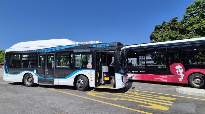 Arriva v sodelovanju z Mestno občino Kranj začenja 7-dnevno testno obratovanje sodobnega električnega avtobusa IVECO E-WAY dolžine 9,5 metra. Projekt predstavlja pomemben korak pri nadaljnjem uvajanju trajnostnih rešitev v mestni javni promet in razvoju zelenega voznega parka, ki ga Kranj že aktivno nadgrajuje.