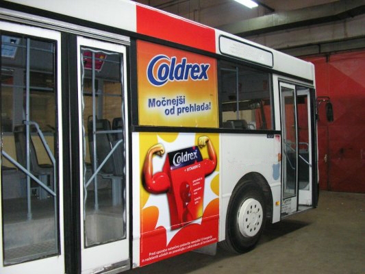 Avtobus z reklamo Coldrex na sredini