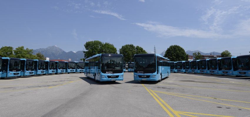 Skupina Arriva Slovenija je nabavila 48 novih medkrajevnih avtobusov znamke MAN, kar po besedah direktorja Aleša Šifrerja predstavlja pomembno pridobitev za kakovost javnega potniškega prometa v Sloveniji. Gre za 12 metrov dolga vozila, dobavljena s strani podjetja MAN Truck & Bus Slovenija d.o.o. Danes je slavnostno prevzela prvih 30 od skupno 48 novih avtobusov, ki bodo v prihodnjih dneh postopoma vključeni v medkrajevni promet. Gre za največjo investicijo v medkrajevni avtobusni promet v Sloveniji doslej. Z uvedbo celotne serije bo Arriva na letni ravni zmanjšala emisije CO₂ za približno 145 ton.