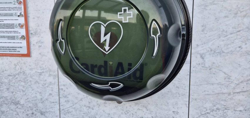 Avtobusna postaja Lucija je odslej bogatejša za pomembno življenjsko reševalno opremo – avtomatski eksterni defibrilator (AED). Naprava je bila nameščena v sodelovanju z Društvom AED Slovenija in Občino Piran v okviru pobude AED v vsako občino in je dostopna 24 ur na dan. 