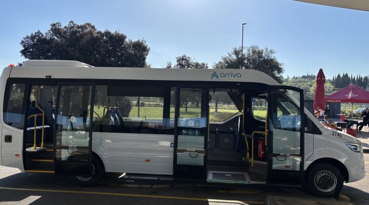 Mestna občina Koper skupaj s koncesionarjem Arriva, d. o. o. nadaljuje izboljšave mestnega potniškega prometa. V naslednjih dneh bo po občini zapeljalo šest novih vozil, ki bodo postopoma nadomestila starejši del voznega parka na linijah 3, 5, 6, 7 in 8.